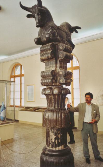 Teheran - Nachbildung einer archämenidischen Säule (Persepolis) im Nationalmuseum