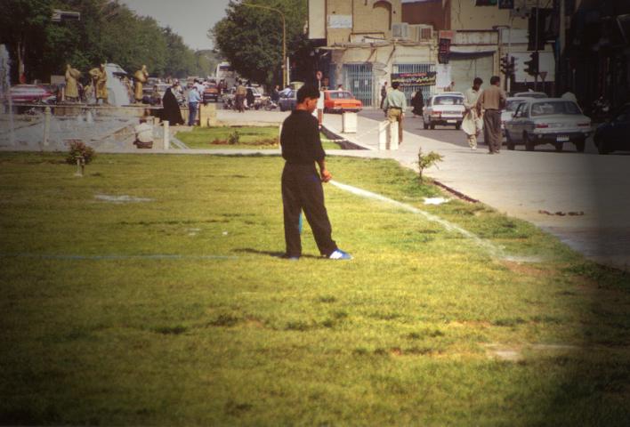 Yazd - Der iranische Weltmeister im Weitschiffen bei seinem t�glichen Training im Stadtpark